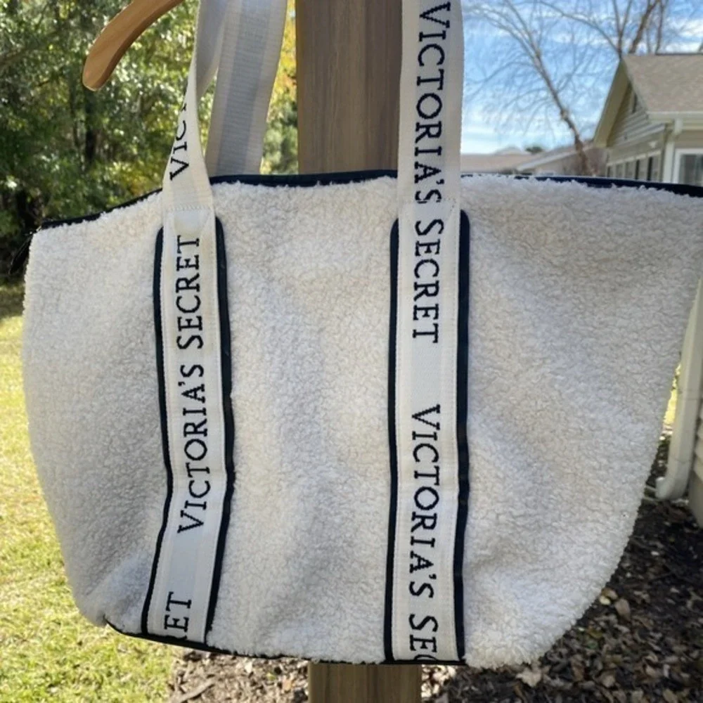 Victoria Secret‎ Fleece Bag Black /white With Zipper 808